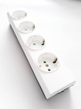 Stop kontak 4 lubang