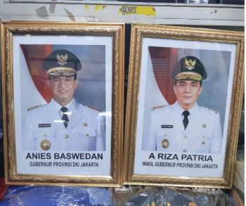 Foto Gubernur Dengan Fram Ukuran Besar